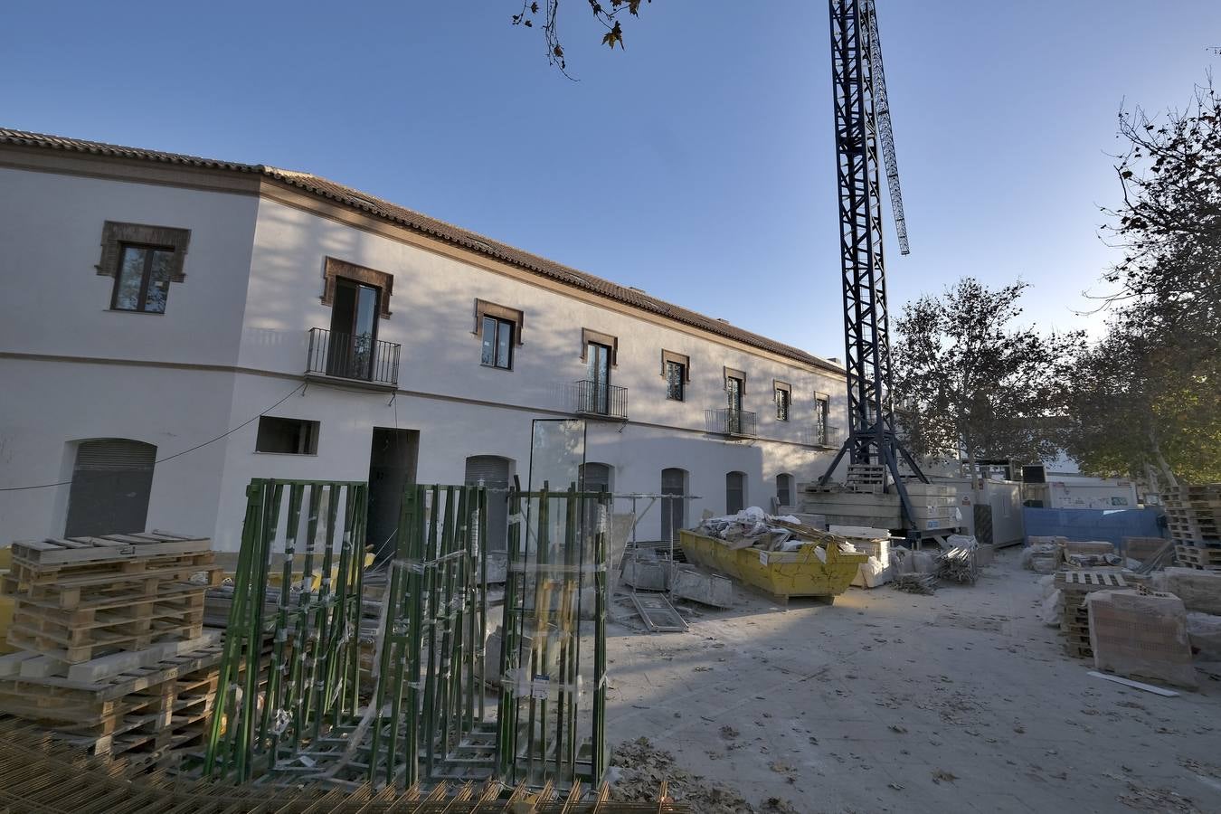 Edificio en la Barqueta / J. M. SERRANO