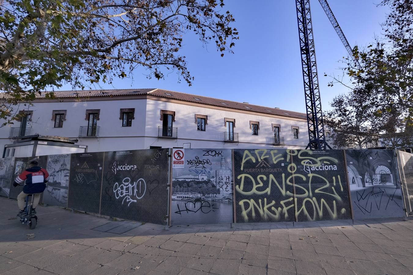 Edificio en la Barqueta / J. M. SERRANO