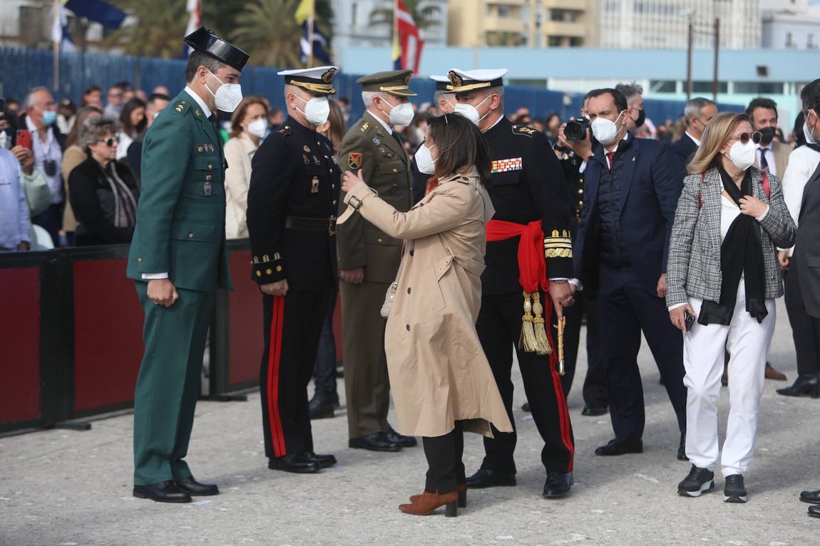 Fotos: Emotivo adiós de Cádiz al buque escuela Elcano