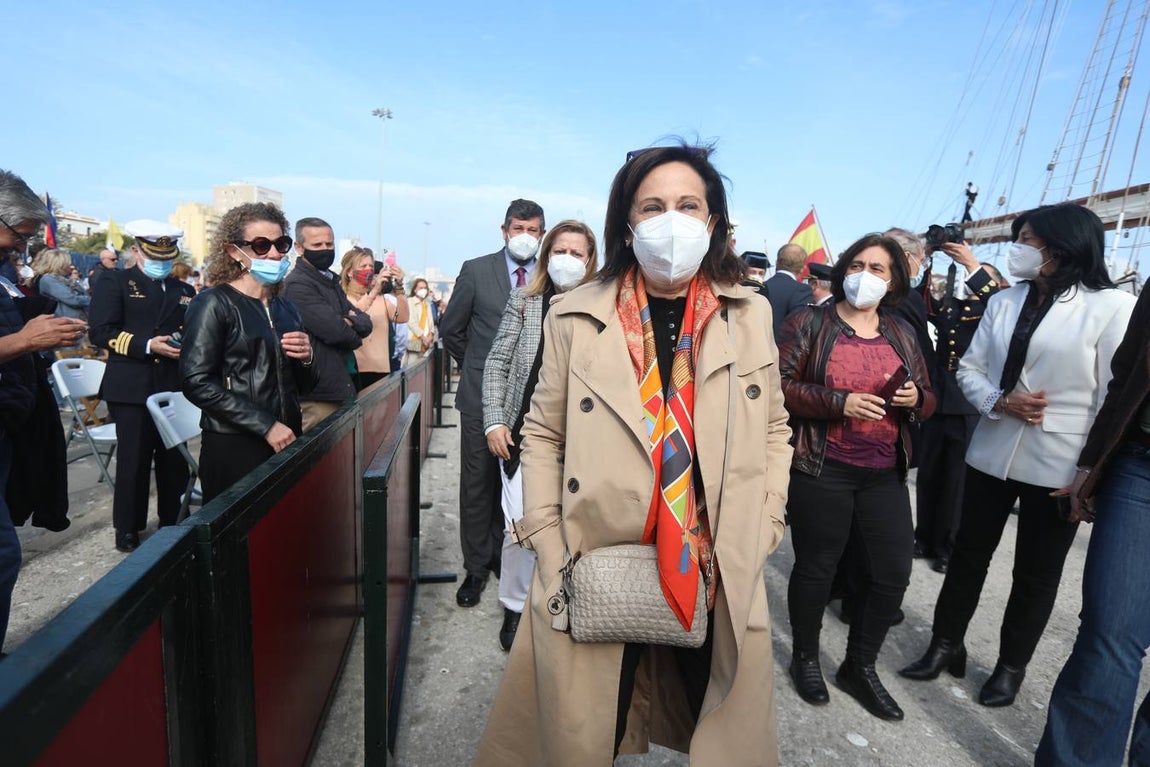 Fotos: Emotivo adiós de Cádiz al buque escuela Elcano