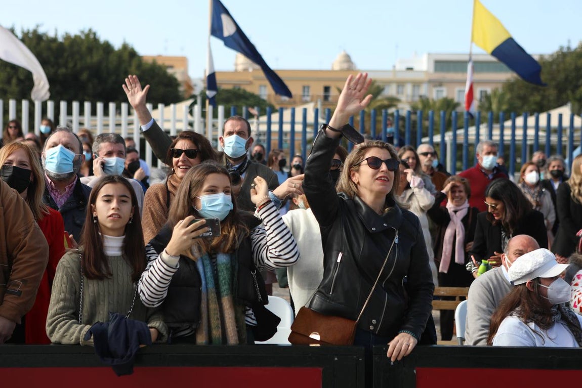 Fotos: Emotivo adiós de Cádiz al buque escuela Elcano