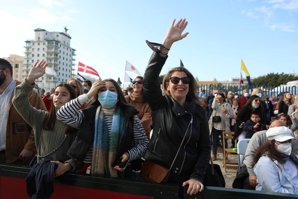 Fotos: Emotivo adiós de Cádiz al buque escuela Elcano