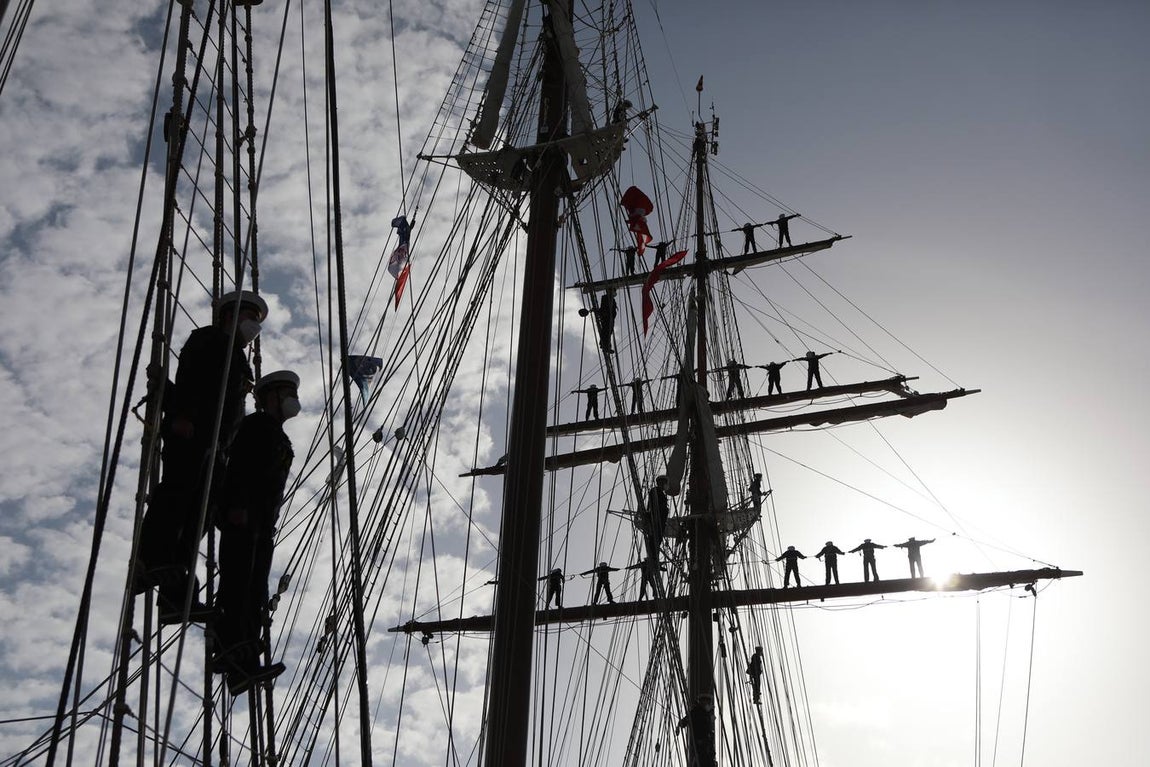 Fotos: Emotivo adiós de Cádiz al buque escuela Elcano