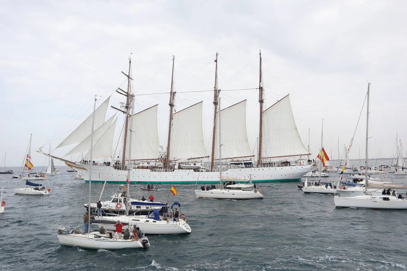 Fotos: Emotivo adiós de Cádiz al buque escuela Elcano