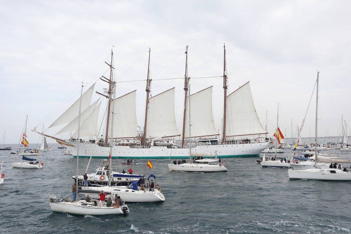 Fotos: Emotivo adiós de Cádiz al buque escuela Elcano
