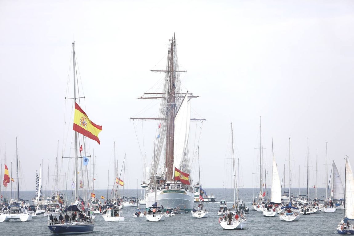 Fotos: Emotivo adiós de Cádiz al buque escuela Elcano