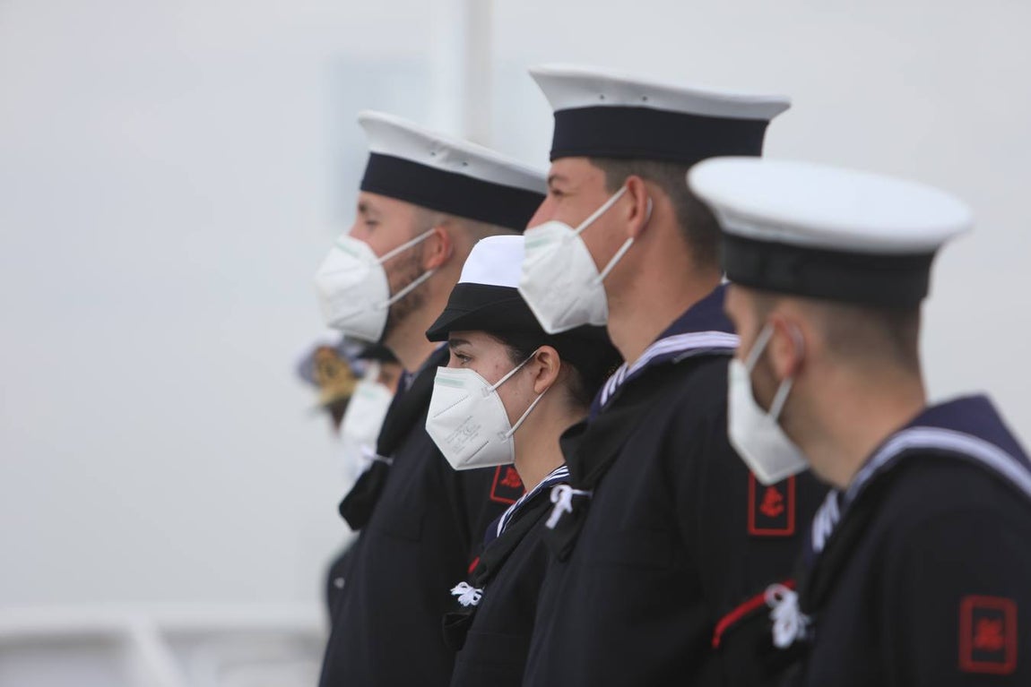 Fotos: Emotivo adiós de Cádiz al buque escuela Elcano