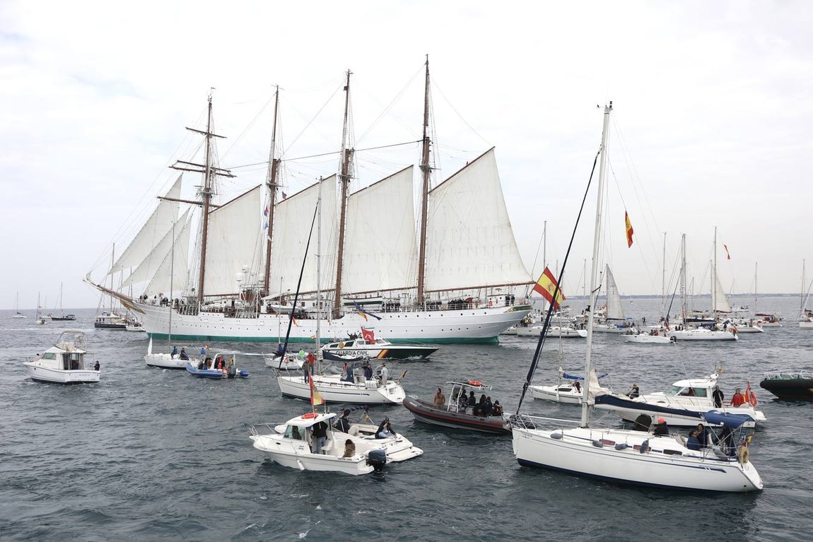 Fotos: Emotivo adiós de Cádiz al buque escuela Elcano