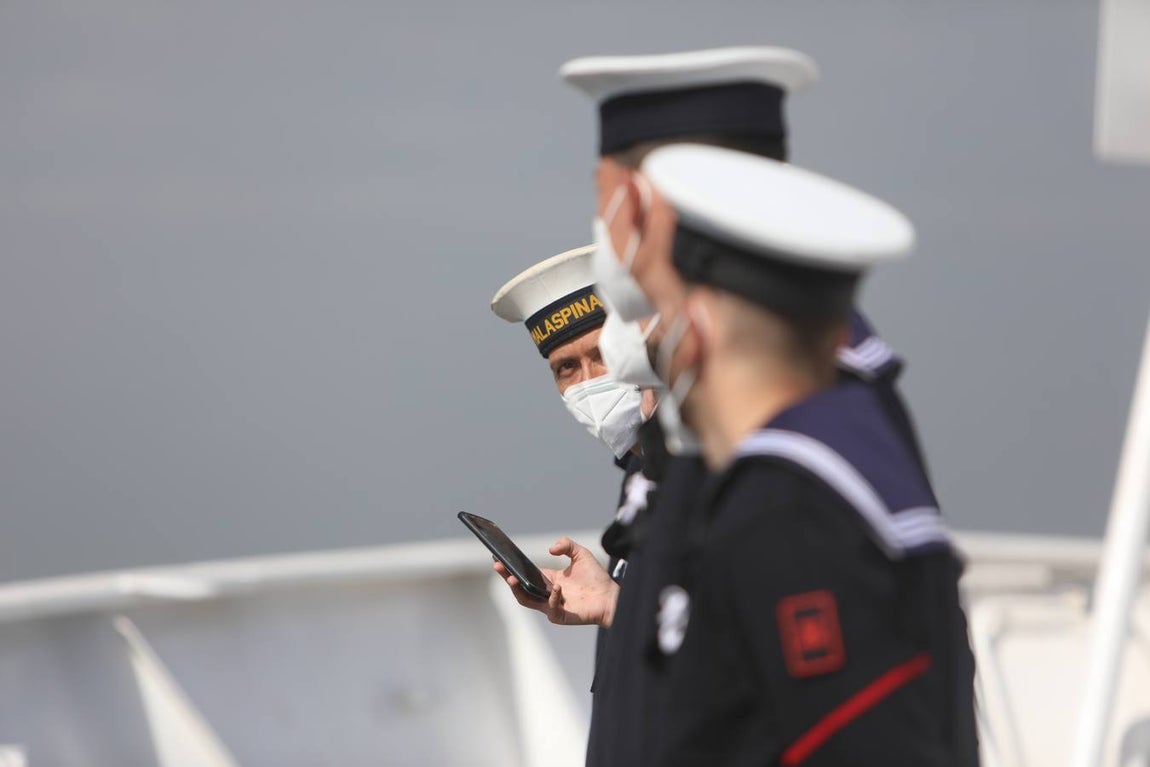 Fotos: Emotivo adiós de Cádiz al buque escuela Elcano