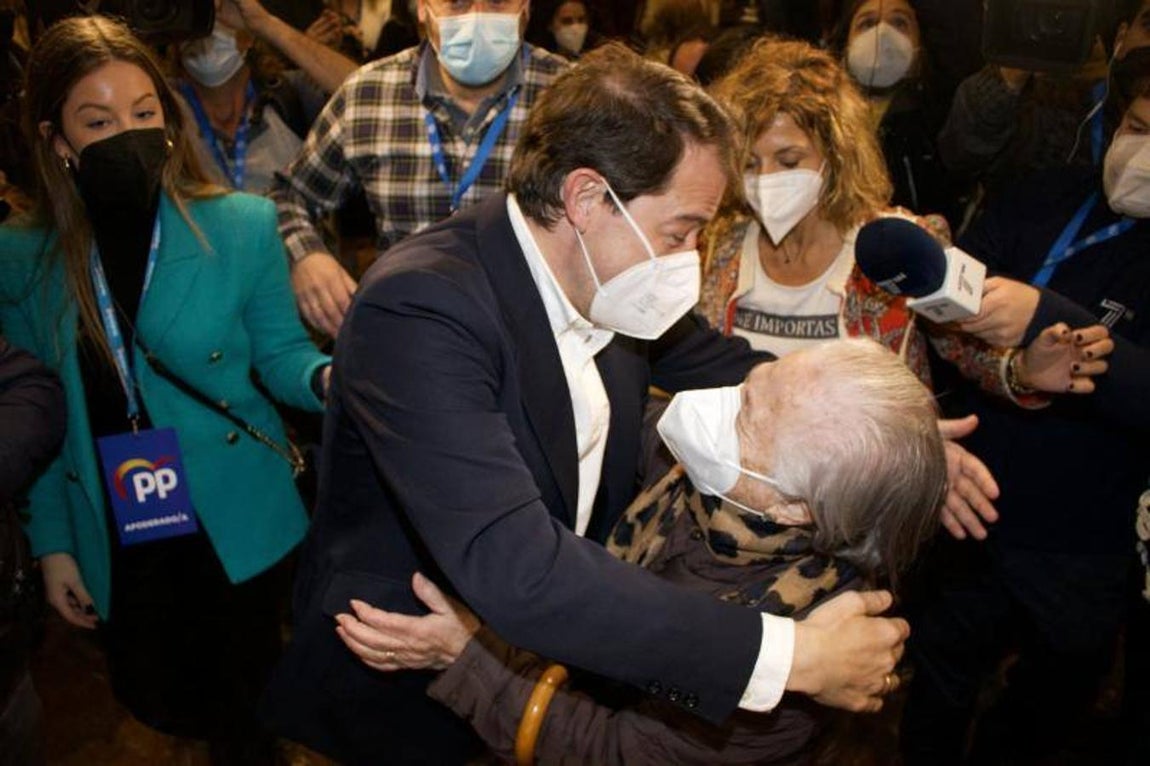 El PP celebra la victoria en las elecciones. El candidato popular, Alfonso Fernández Mañueco, saluda a una señora a su llegada al hotel Alameda Palace tras conocer los resultados del 13-F