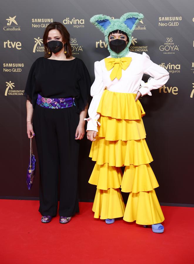 Paloma Mora y Carla Pereira - Los peores looks de los Goya 2022. Acudir disfrazada a un evento de esta categoría no fue muy acertado, aunque el estilismo de la productora, en color negro, es bastante correcto.