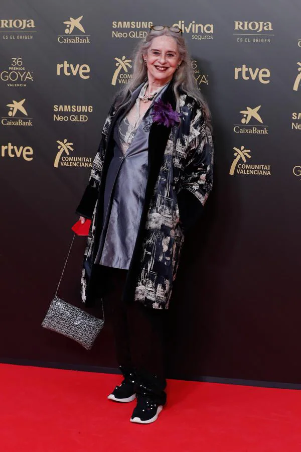 Vicky Peña - Los peores looks de los Goya 2022. La veterana actriz llevó un look saltándose el 'dress code' cuyas prendas carecían de sentido. Desde la blazer a las zapatillas y la blusa con transparencias.