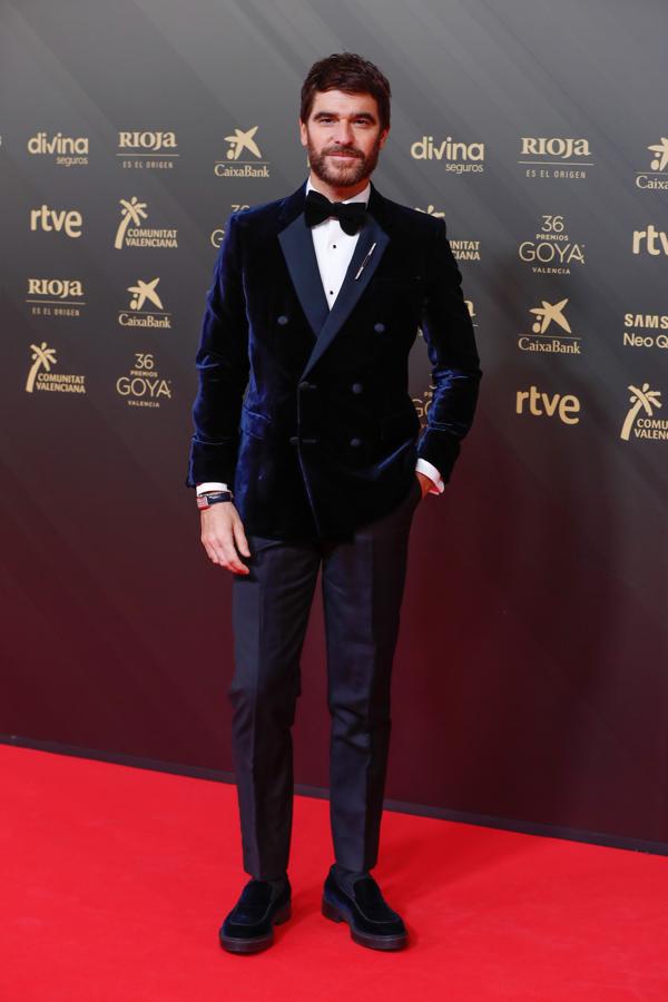 Alfonso Bassave - Los looks masculinos de los Goya 2022. Lo dio todo al azul con un traje de seda y terciopelo de Armani de inspiración 'vintage' que combinó con gemelos de Bárcena y  reloj de Cartier