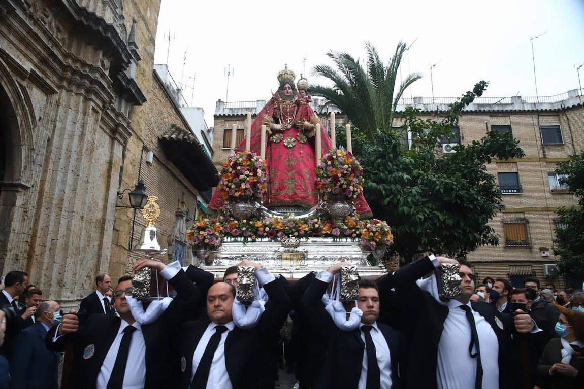 La Virgen de Araceli luce restaurada por las calles de Córdoba, en imágenes