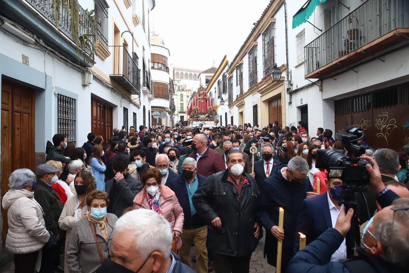 La Virgen de Araceli luce restaurada por las calles de Córdoba, en imágenes