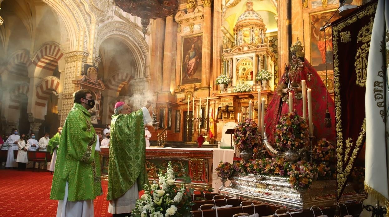 Multitudinario recibimiento a la Virgen de Araceli en la Mezquita-Catedral entre &#039;vivas&#039;