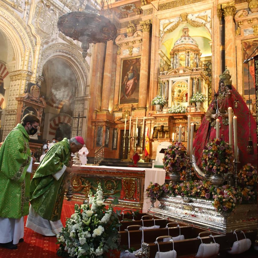 Multitudinario recibimiento a la Virgen de Araceli en la Mezquita-Catedral entre &#039;vivas&#039;