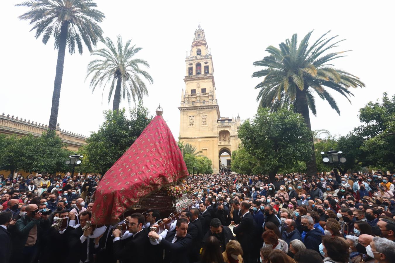 Multitudinario recibimiento a la Virgen de Araceli en la Mezquita-Catedral entre &#039;vivas&#039;