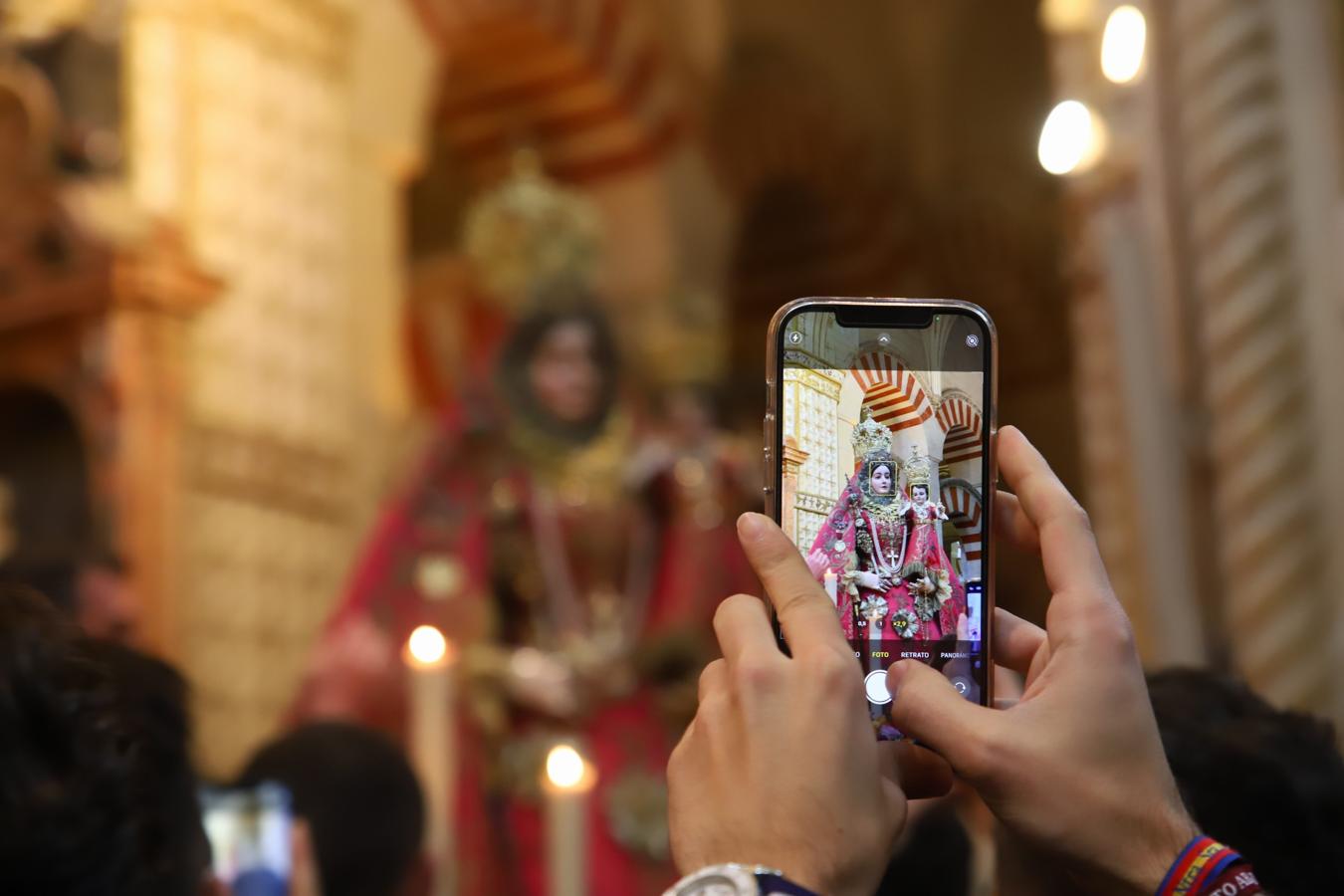 Multitudinario recibimiento a la Virgen de Araceli en la Mezquita-Catedral entre &#039;vivas&#039;