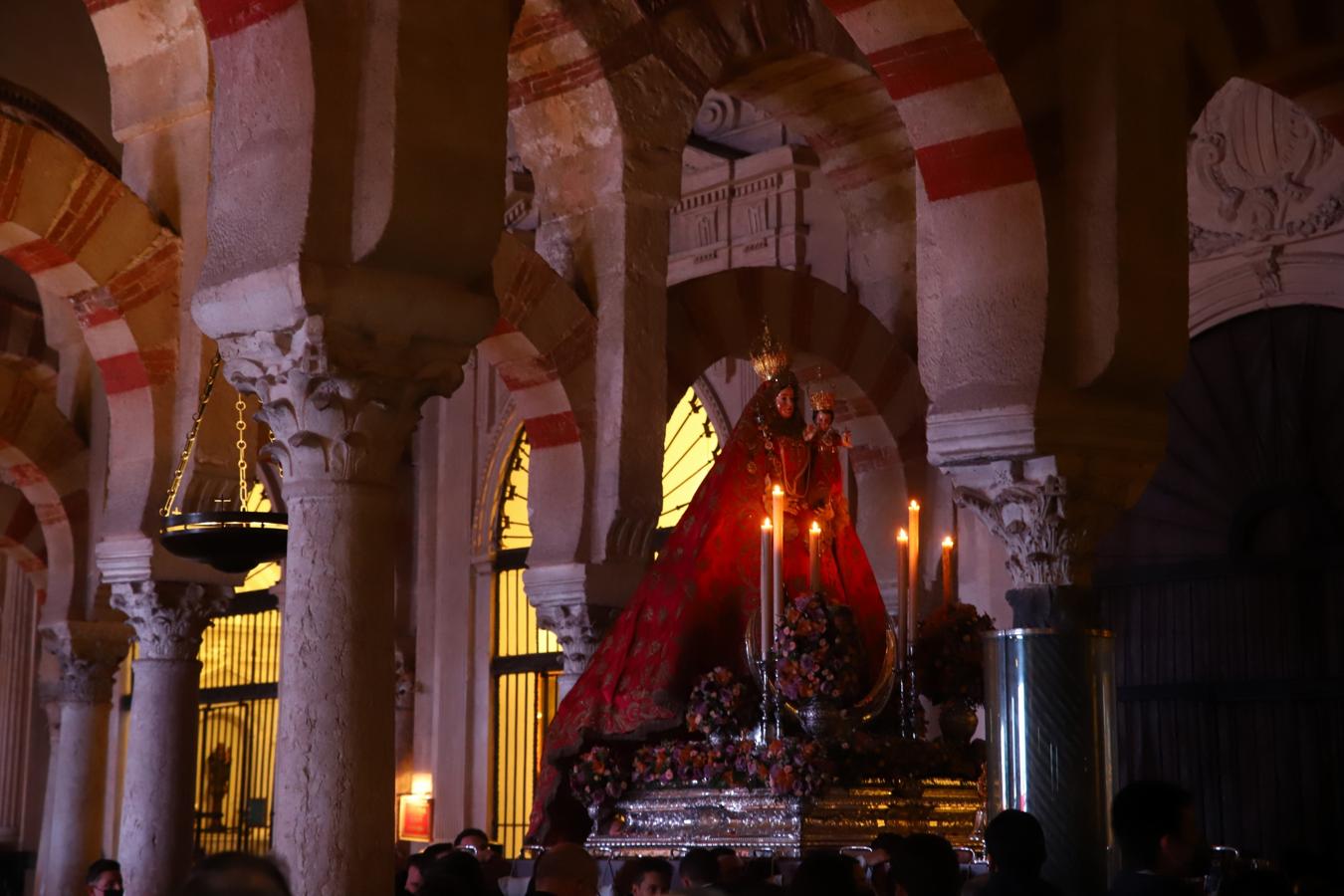 Multitudinario recibimiento a la Virgen de Araceli en la Mezquita-Catedral entre &#039;vivas&#039;