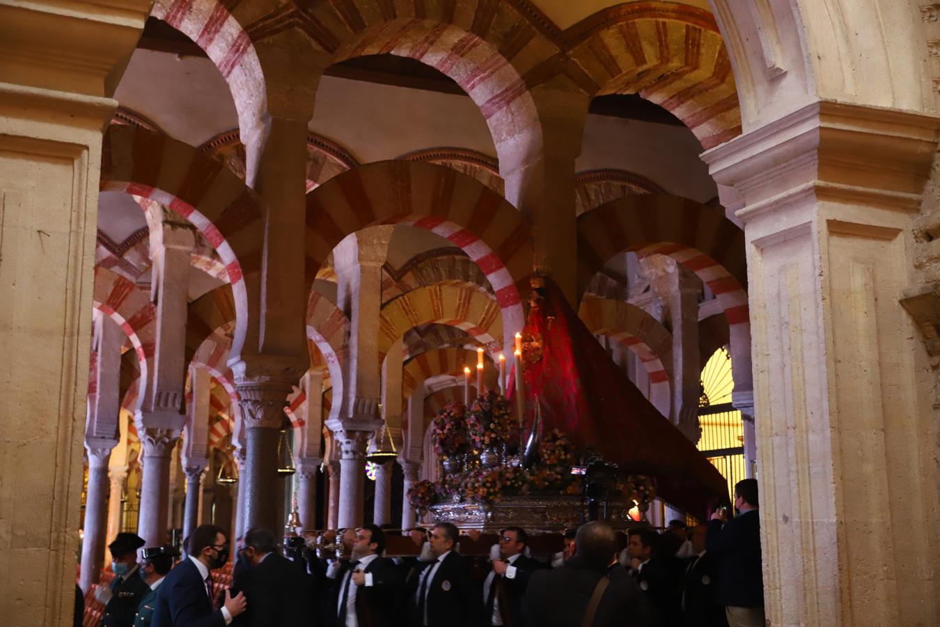 Multitudinario recibimiento a la Virgen de Araceli en la Mezquita-Catedral entre &#039;vivas&#039;