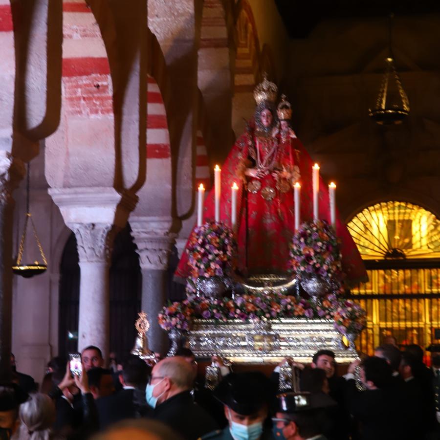 Multitudinario recibimiento a la Virgen de Araceli en la Mezquita-Catedral entre &#039;vivas&#039;