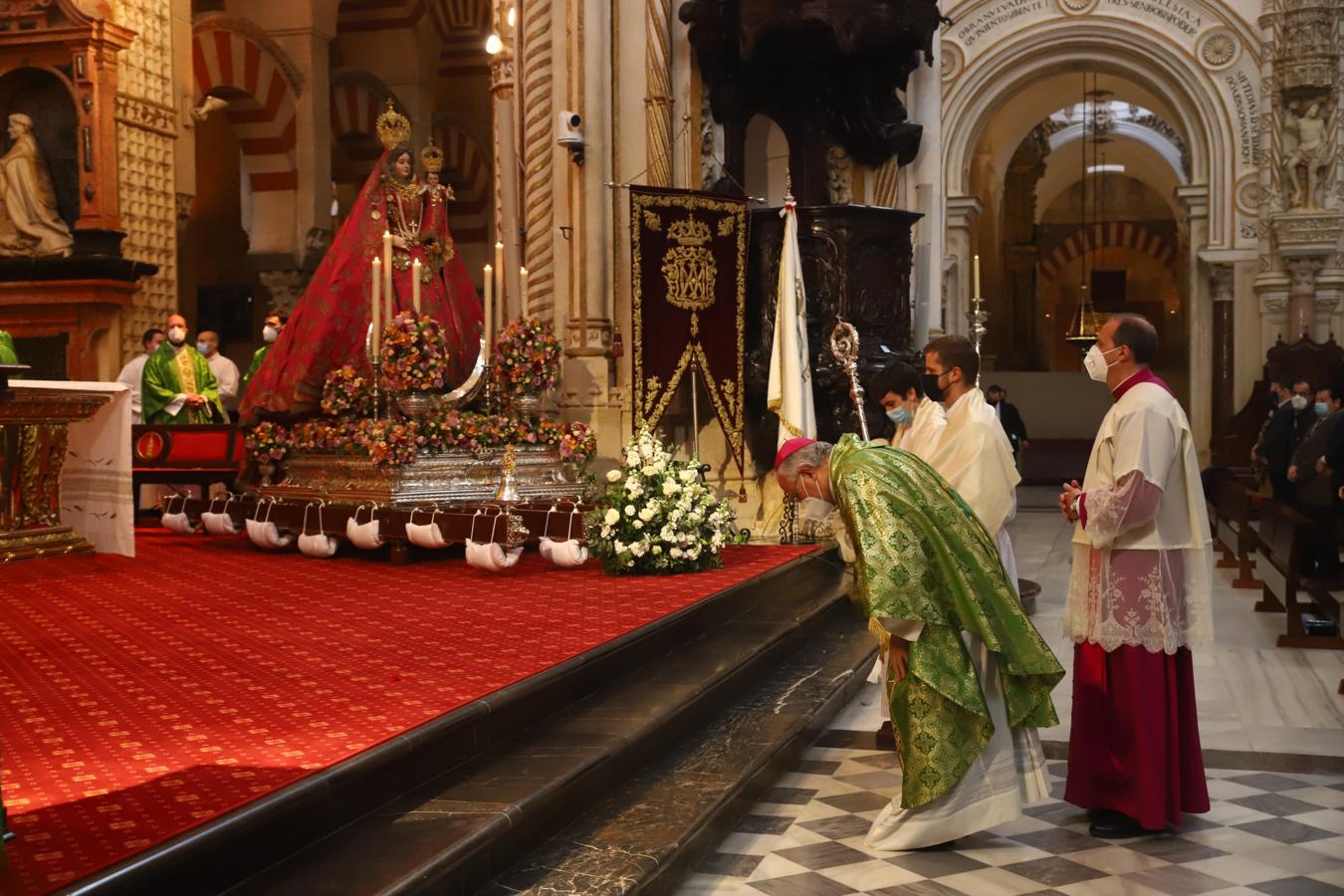 Multitudinario recibimiento a la Virgen de Araceli en la Mezquita-Catedral entre &#039;vivas&#039;