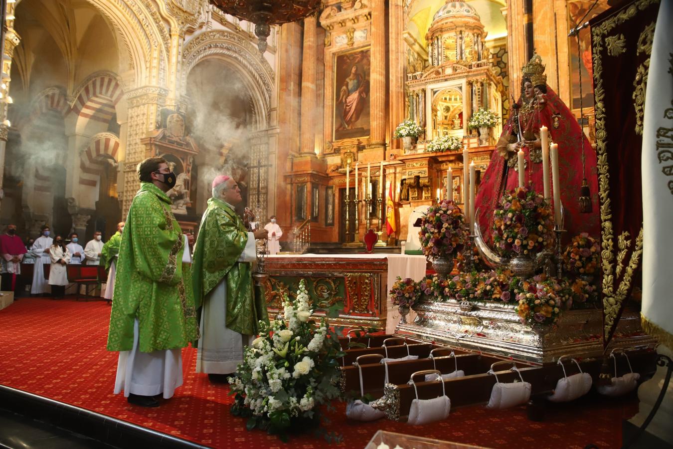 Multitudinario recibimiento a la Virgen de Araceli en la Mezquita-Catedral entre &#039;vivas&#039;