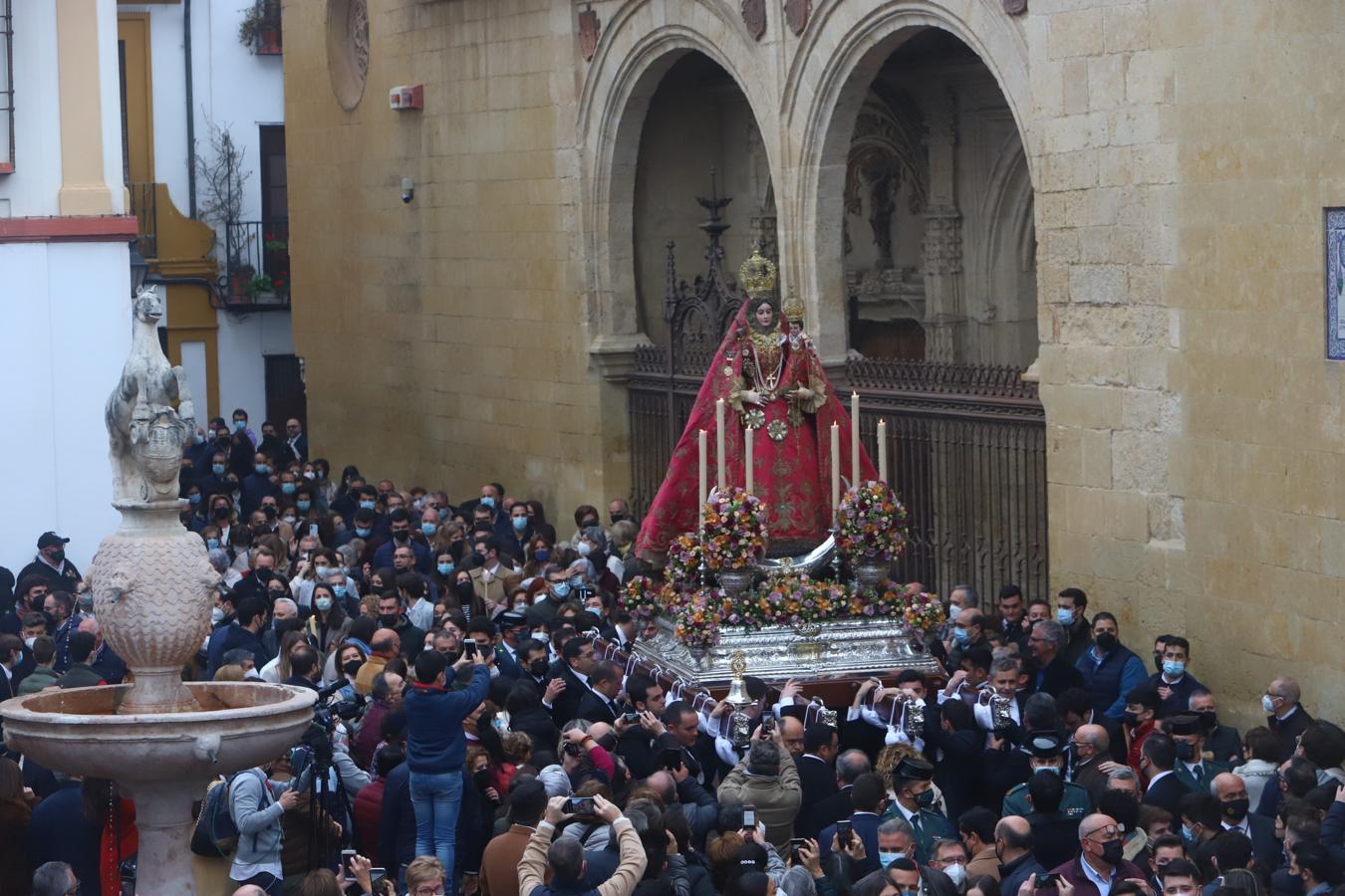 La Virgen de Araceli luce restaurada por las calles de Córdoba, en imágenes