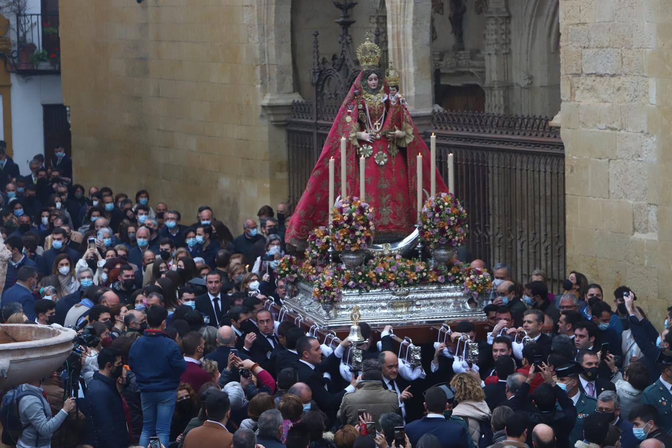 La Virgen de Araceli luce restaurada por las calles de Córdoba, en imágenes