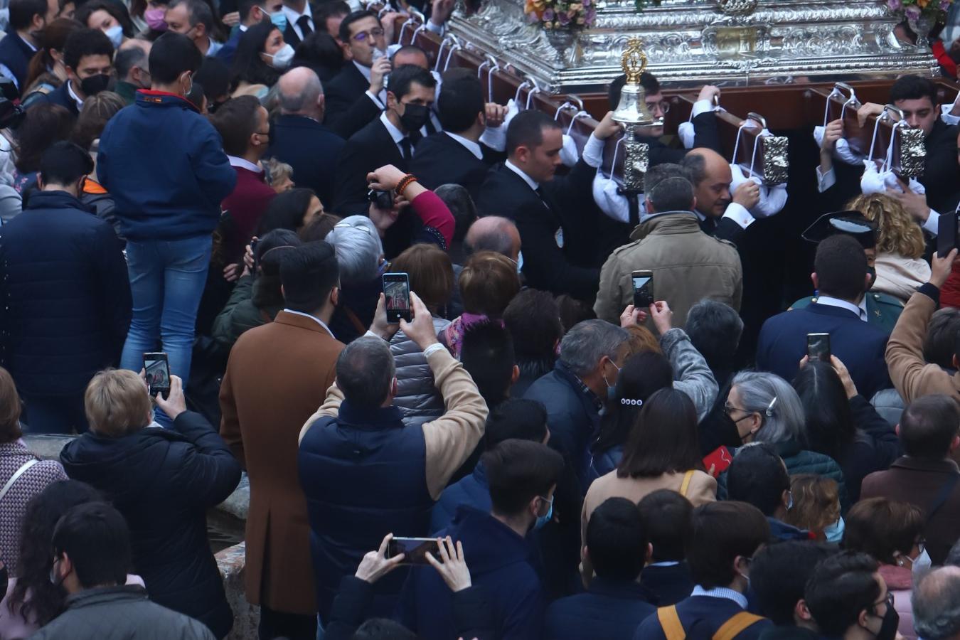 La Virgen de Araceli luce restaurada por las calles de Córdoba, en imágenes