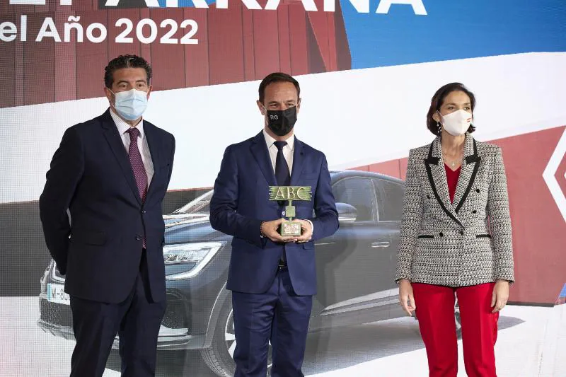 Julián Quirós, director de ABC; Sébastien Guigues, director general de Renault Iberia; junto a la ministra Reyes Maroto