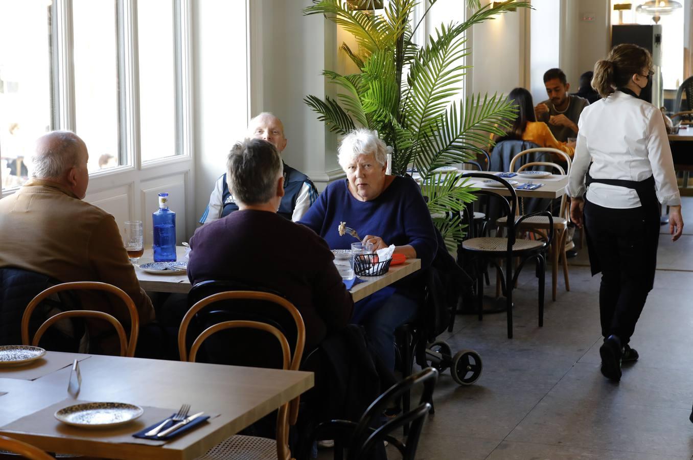 Hosteleros y clientes en el último día del pasaporte Covid en Córdoba | «Ha ayudado a parar el virus»