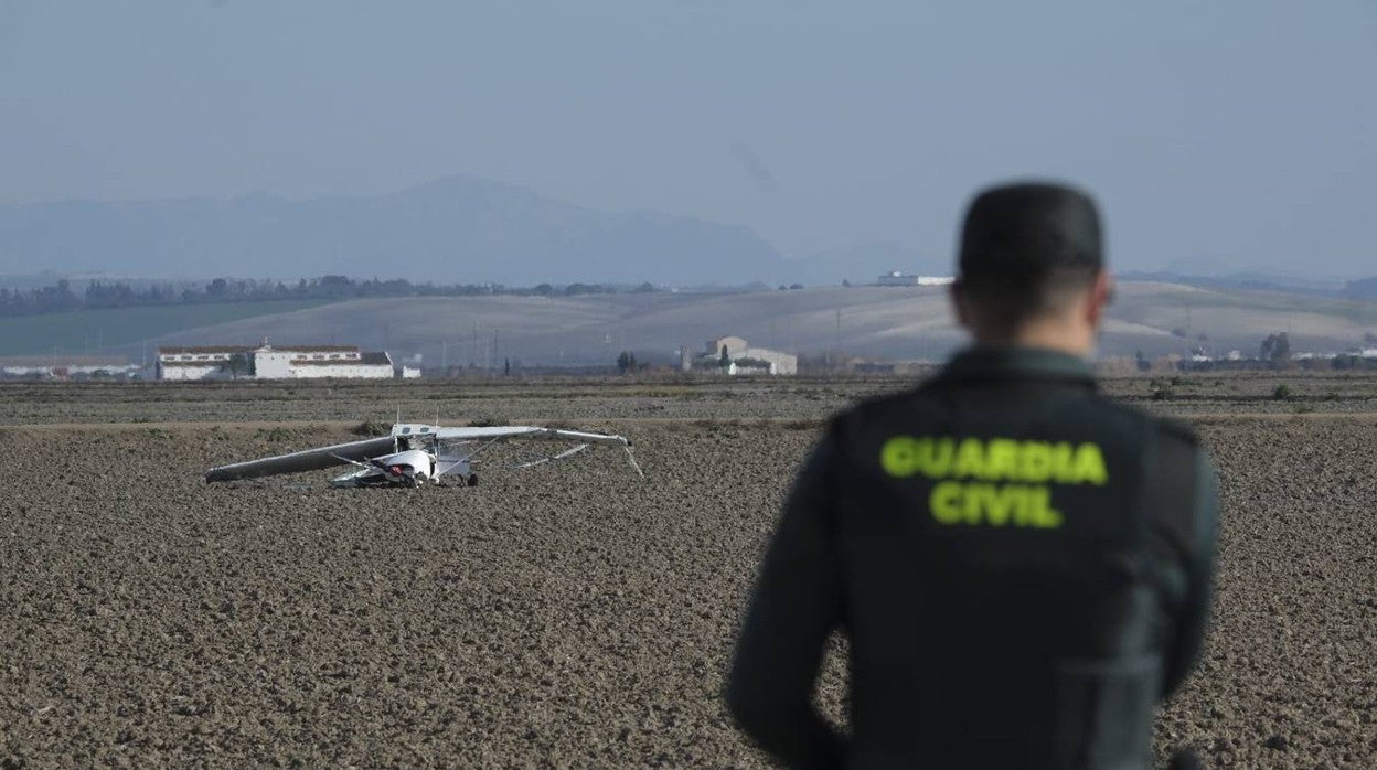 En imágenes: muere un británico al caer su avioneta en Utrera