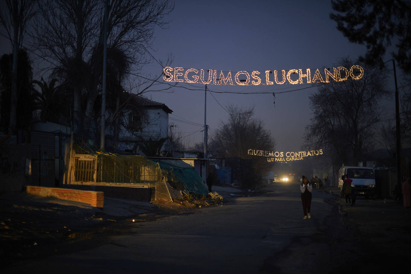 Las guirnaldas de lucecillas, alimentadas con energía solar y cortesía del colectivo artístico Boa Mistura, que cuelgan sobre la calle principal del sector 6 de la Cañada Real, sin suministro eléctrico desde el 2 de octubre de 2020.