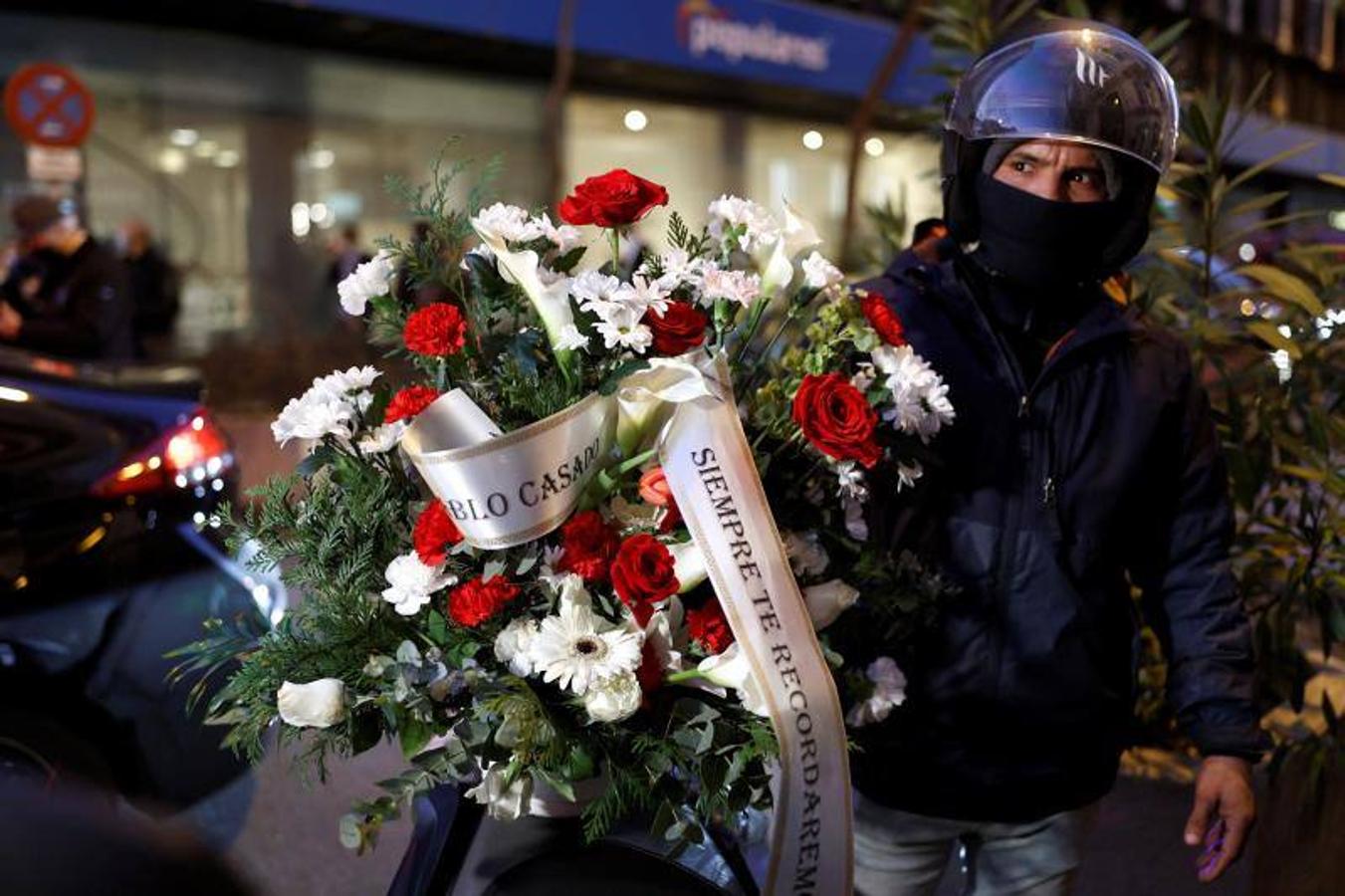 Alguien ha enviado a la sede del PP una corona funeraria que reza «Pablo Casado, siempre te recordaremos». 