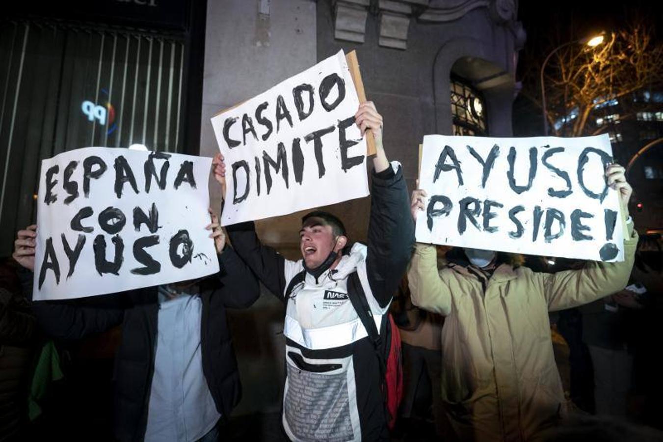 Un grupo de jóvenes se manifiestan contra Casado y a favor de Ayuso. 