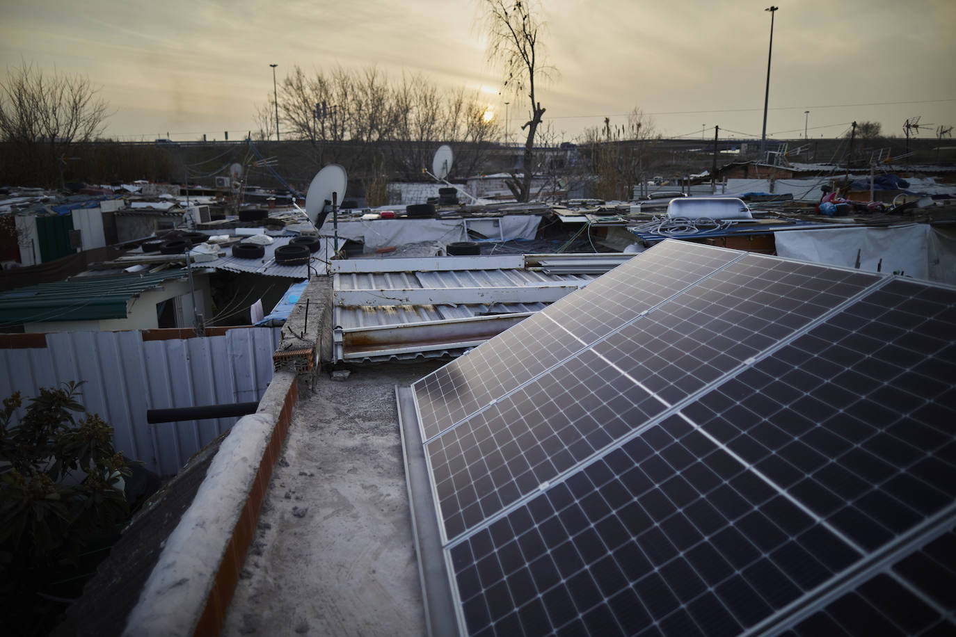 Las placas solares instaladas en el techo de Rahma Hitach el Kanar, en el sector 5 de la Cañada Real, desde hace varias semanas. Rahma ya no necesita las costosas bombonas ni el ruidoso generador para los quehaceres cotidianos, como cocinar y poner la lavadora.