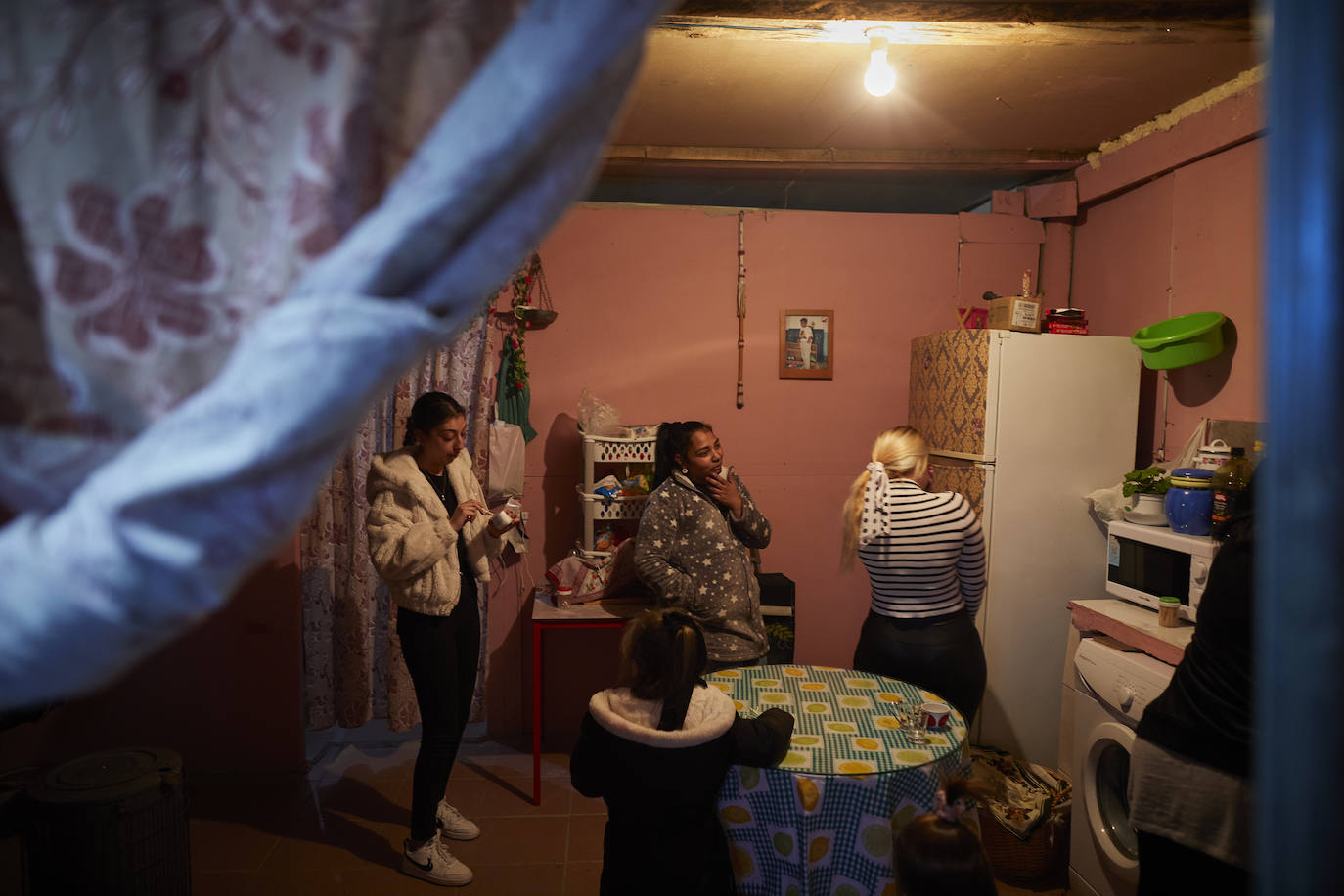 La casa de Rebeca Vázquez (en el centro), madre soltera de 23 años, que hasta la fecha tiene luz por un ruidoso generador. Cada bombona de gasolina cuesta unos 10 euros y aguanta como mucho tres horas.