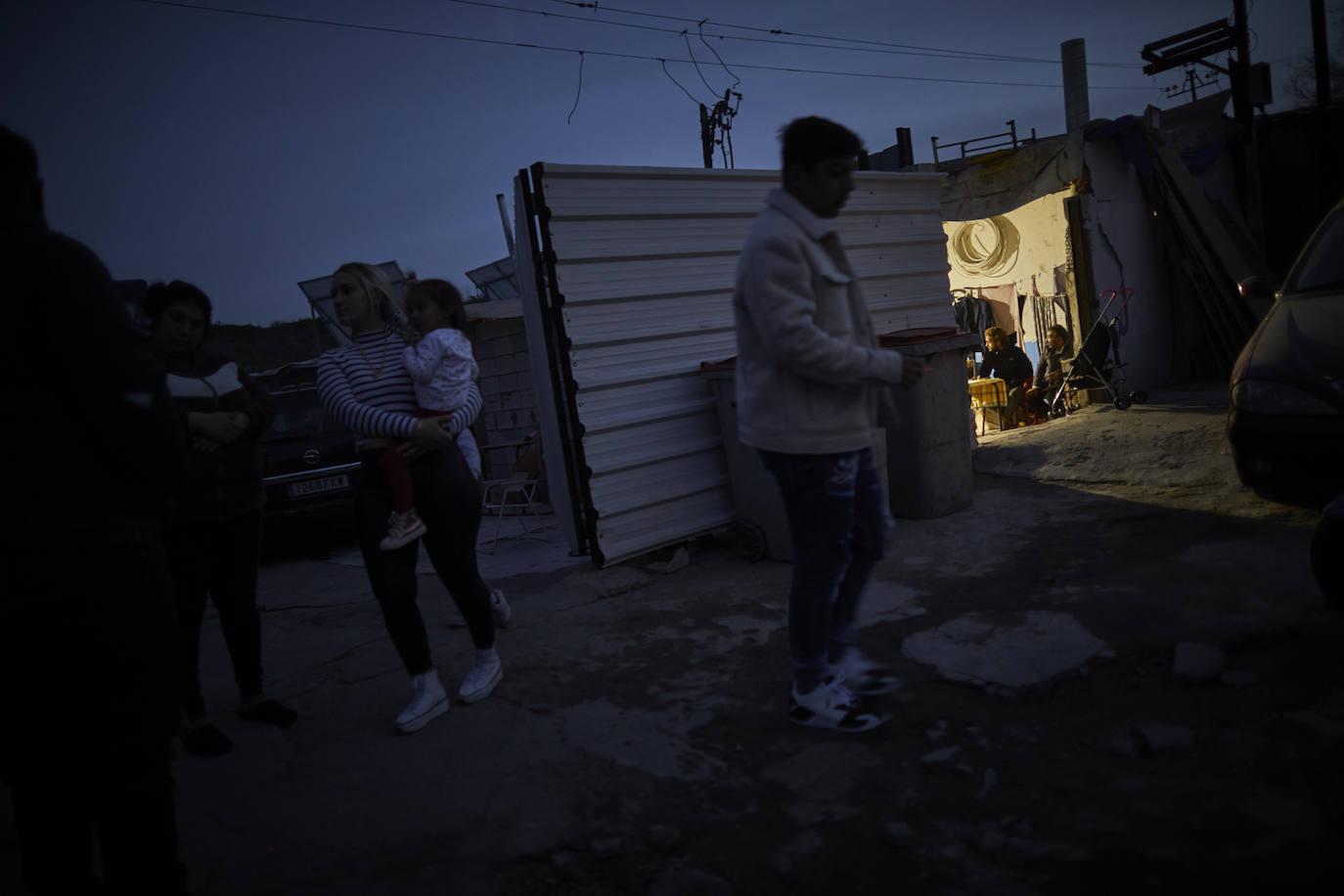 Al caer la noche, las únicas luces  que iluminan el sector 6 de la Cañada Real escapan de las precarias construcciones fabricadas con retales de materiales baratos.