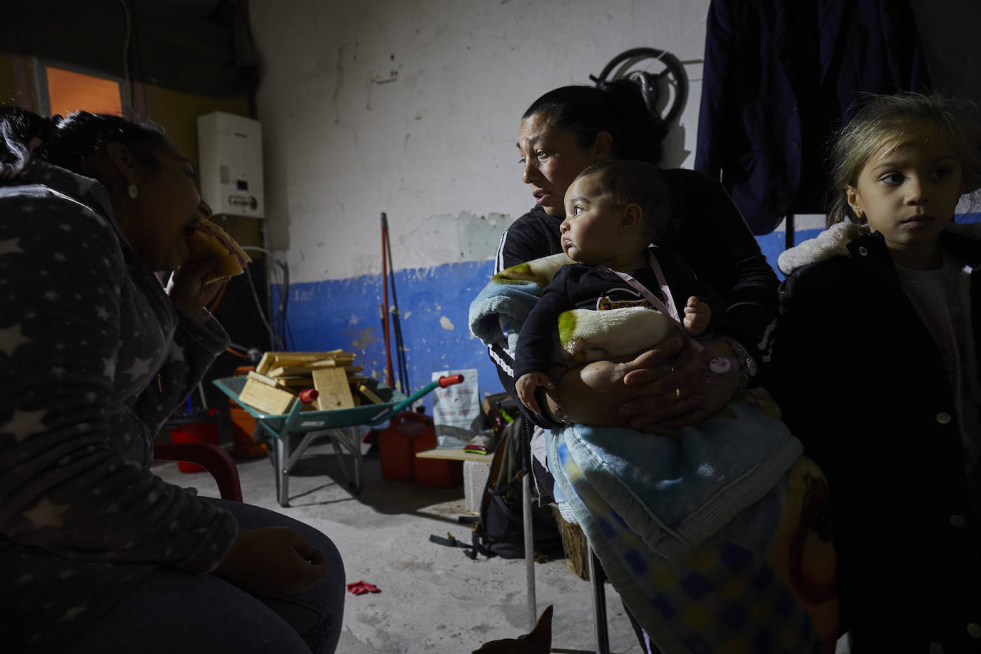 Bárbara Molina sostiene a su nieta Tabita, de seis meses, junto a su hija Rebeca (a la izquierda), que en los próximos días podrá calentar la leche del bebé con energía solar. Rebeca y Tabita pertenecen a la treintena de hogares donde la asociación Light Humanity ha instalado en el último año sistemas fotovoltaicos con almacenamiento.