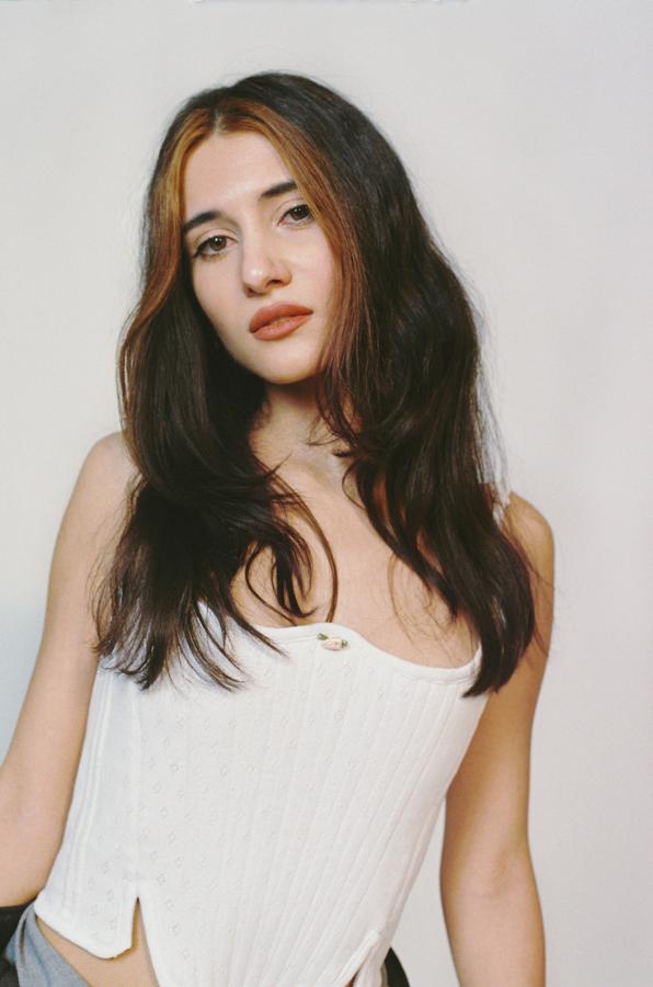 Alejandre. Nacida en Madrid, la diseñadora Sandra Peñaranda Alejandre cursó sus estudios de moda en la escuela de diseño IADE. Tras graduarse, realizó sus prácticas en Mané Mané, junto al diseñador Miguel Becer, donde posteriormente pasaría a formar parte del equipo durante cuatro años, comenzando así su carrera profesional en la moda. Durante el confinamiento de la pandemia decidió crear su marca Alejandre y confeccionar una colección que vería la luz en diciembre del 2020. En poco más de un año ha conseguido lanzar su página web, adentrándose en la venta online y realizando envíos a todo el mundo, vestir a celebrities de la talla de Dua Lipa, Nathy Peluso o Bad Gyal, y desfilar por primera vez en Allianz EGO MBFWMadrid con su segunda colección