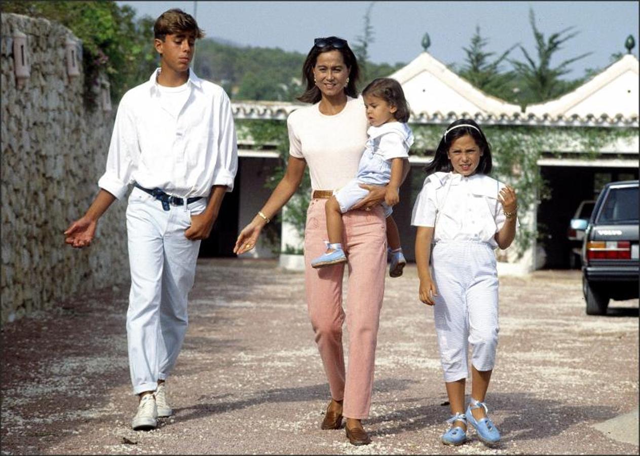 Isabel Preysler con tres de sus cinco hijos. 