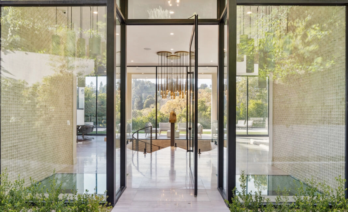 Así es la mansión que vende Brooklyn Beckham. La residencia en sí tenía un valor original de 9,5 millones de dólares (unos 8,37 millones de euros al cambio), pero el hijo de David Beckham y la actriz decidieron pagar un poco más para asegurarse la propiedad, algo que resulta desconcertante si pensaban venderla sin llegar a usarla.