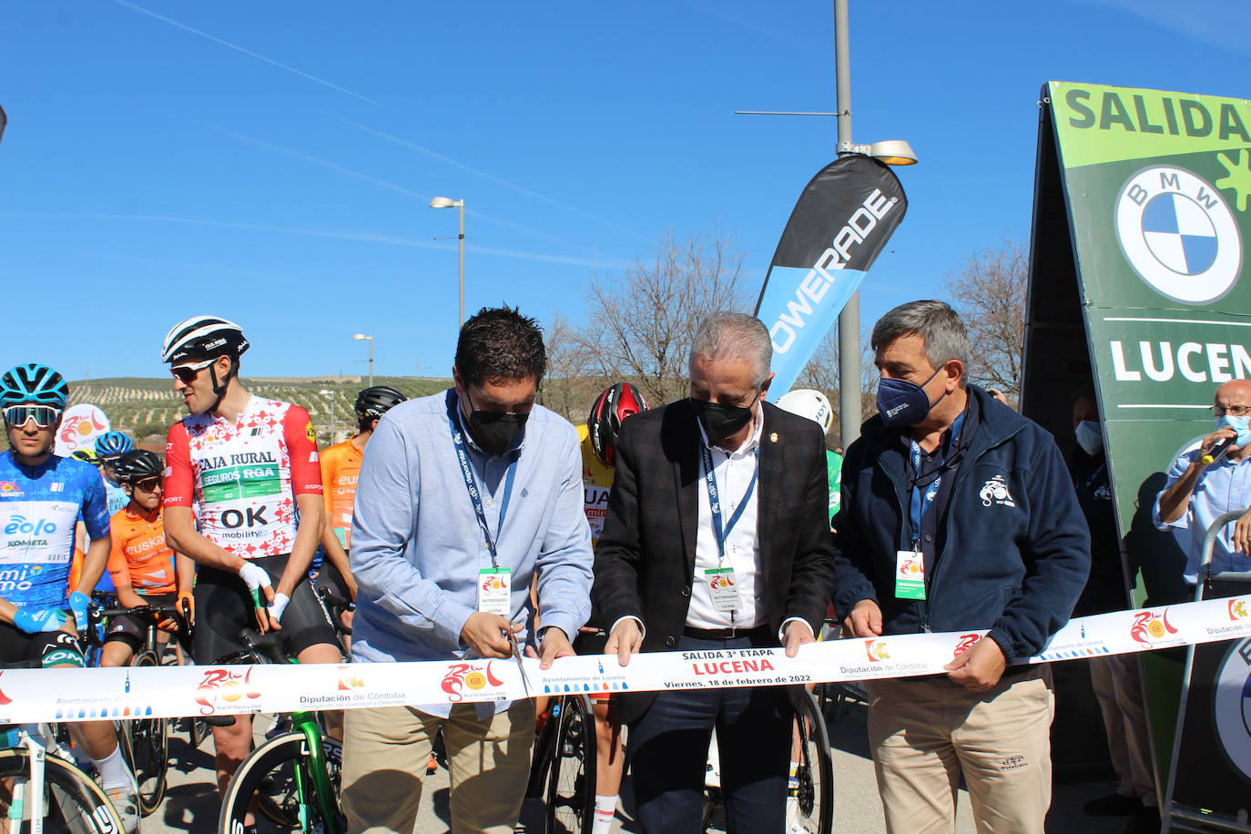 La salida de la tercera etapa de la Vuelta a Andalucía en Lucena, en imágenes