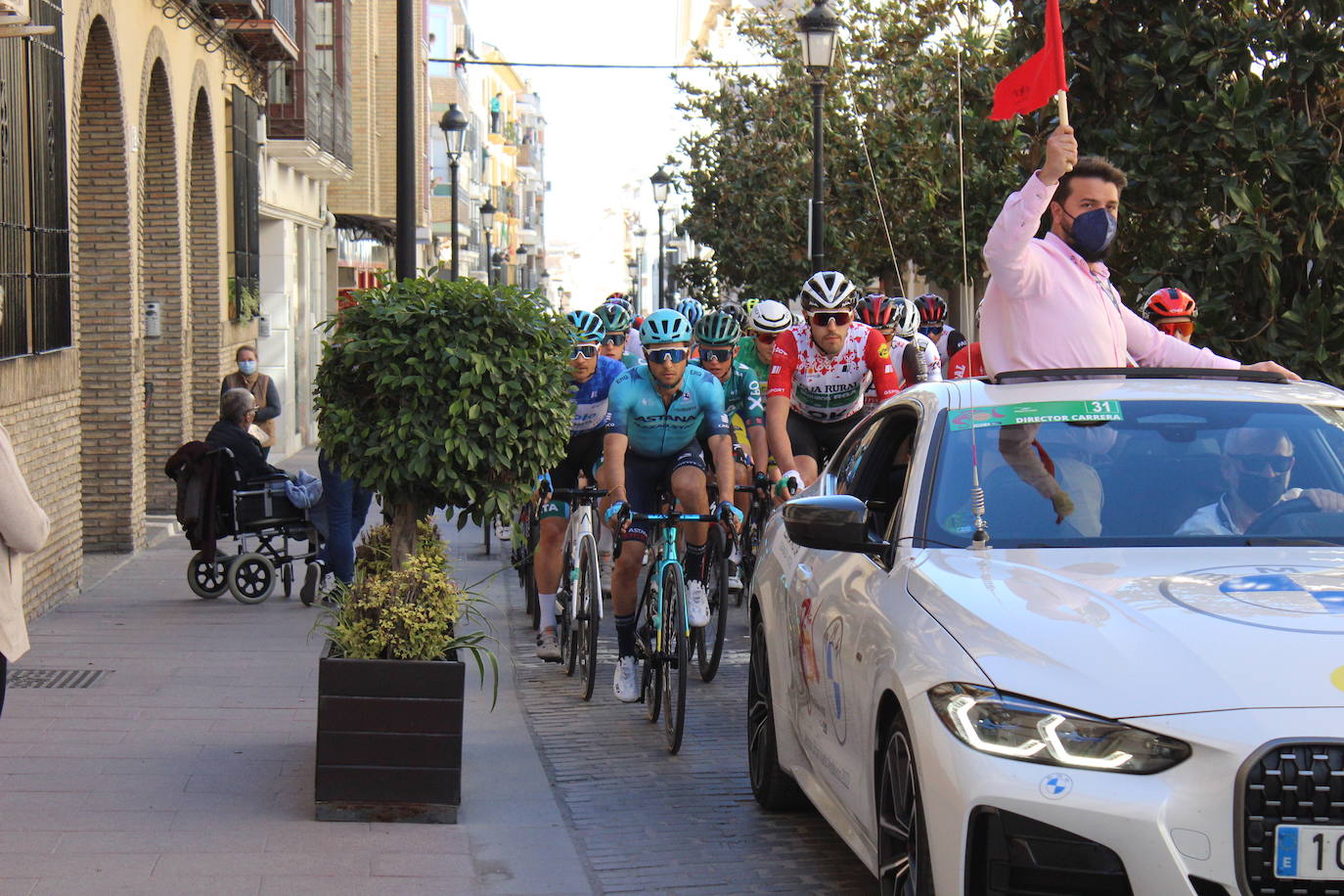 La salida de la tercera etapa de la Vuelta a Andalucía en Lucena, en imágenes