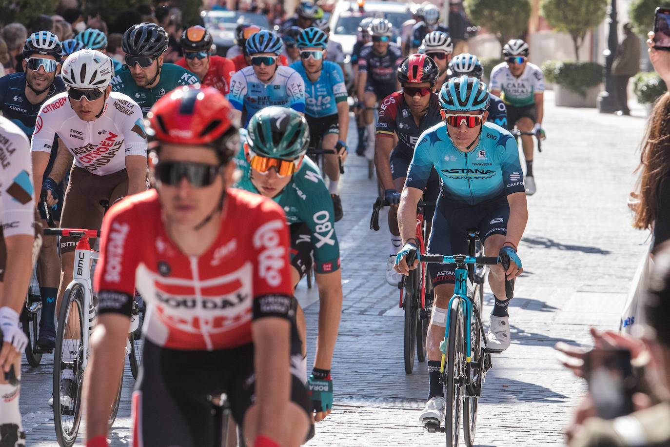 La salida de la tercera etapa de la Vuelta a Andalucía en Lucena, en imágenes