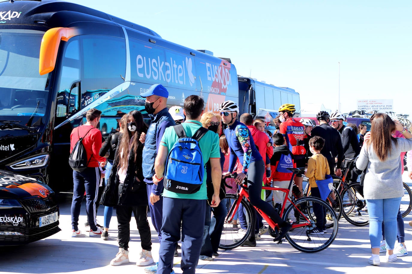 La salida de la tercera etapa de la Vuelta a Andalucía en Lucena, en imágenes