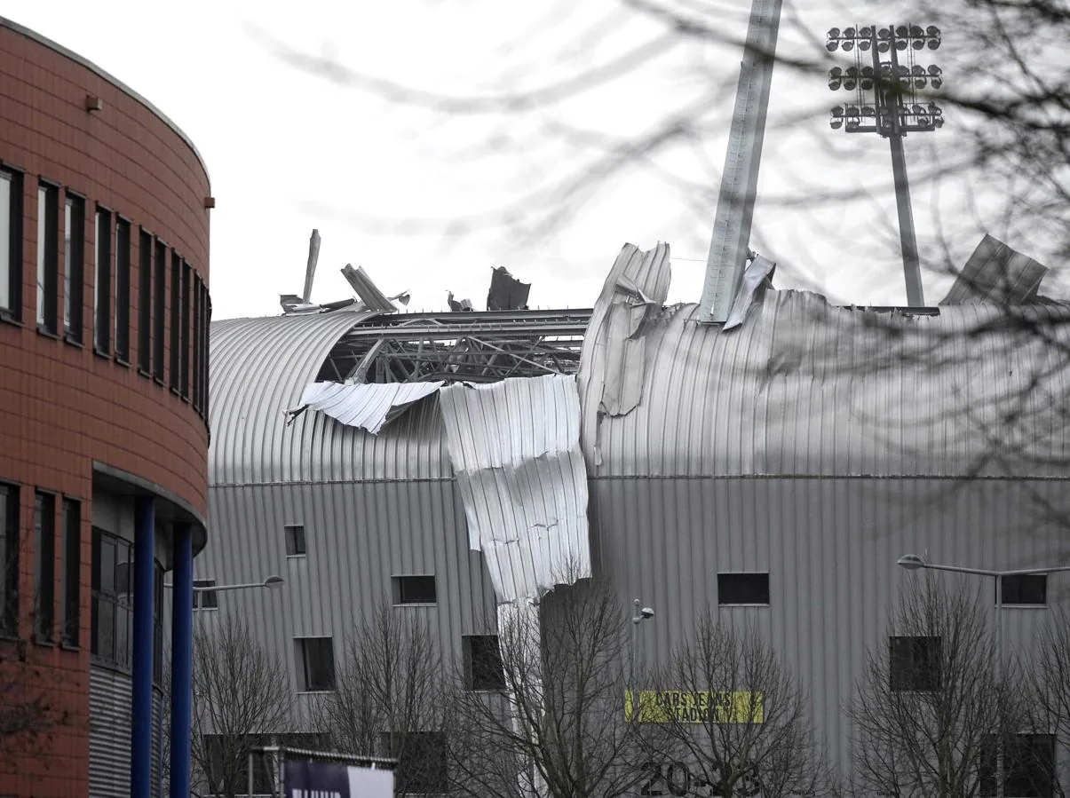 Una vista sobre el techo dañado del estadio de ADO Den Haag debido a la tormenta Eunice, Países Bajos. 