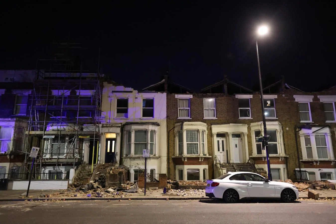 Escombros de los tejados de tres casas tras la tormenta Eunice en el noroeste de Londres. 